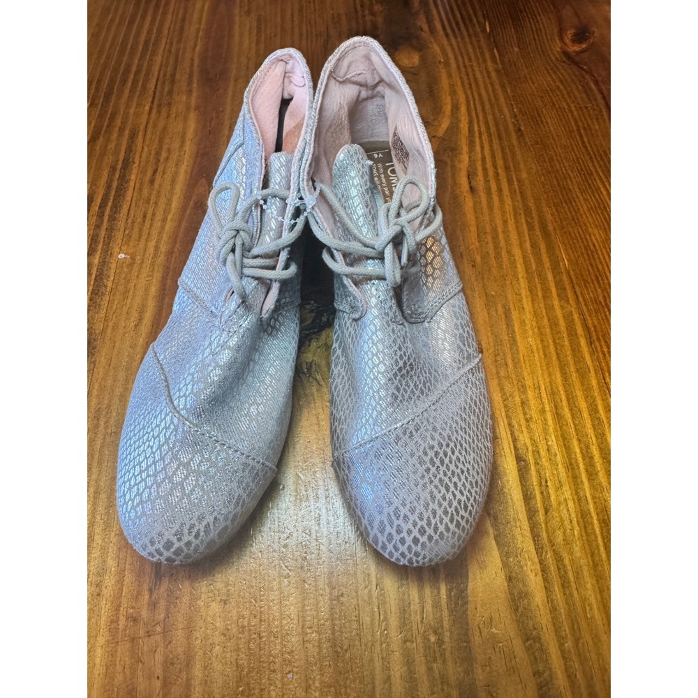 TOMS Kids Silver Metallic Snakeskin‎ Desert Wedge Lace Up Ankle Boots Size 6Y